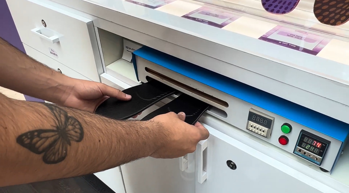 מדרסים נכנסים לתנור חימום מקצועי בסניף
